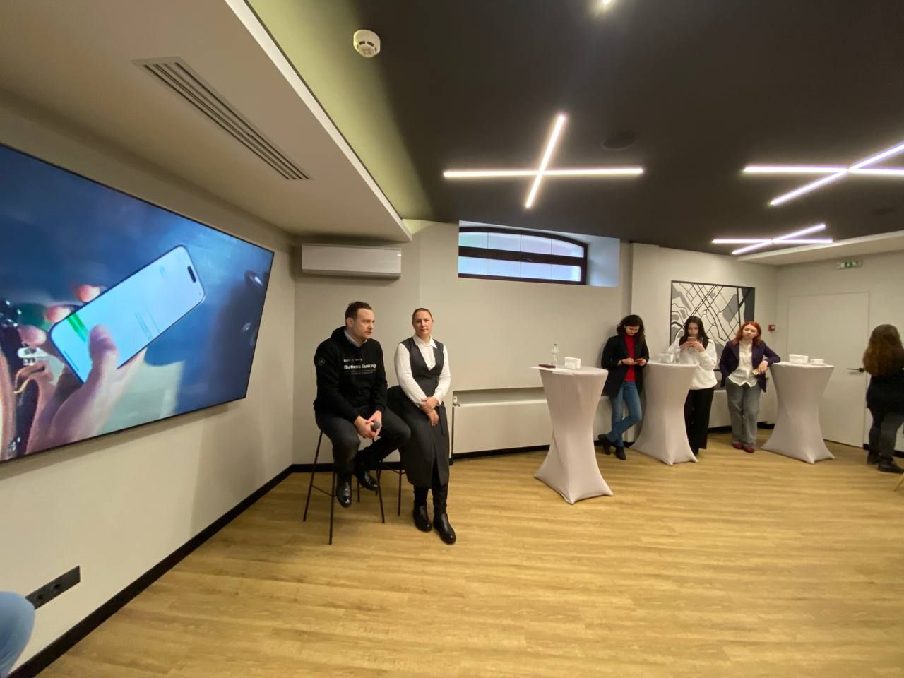 ПриватБанк и Visa во время совместного мероприятия, посвященного инновациям для поддержки малого бизнеса в Украине, представили новое мобильное платежное решение на базе приложения 