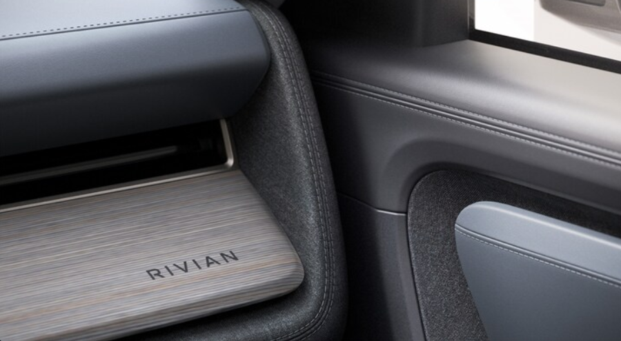 У панель приладів вмонтовано цілих два ящички для рукавичок. У панель приладів вмонтовано цілих два ящички для рукавичок.