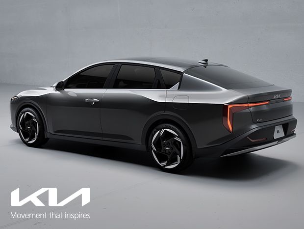 Задні ліхтарі об'єднані довгою горизонтальною смугою Задні ліхтарі об'єднані довгою горизонтальною смугою