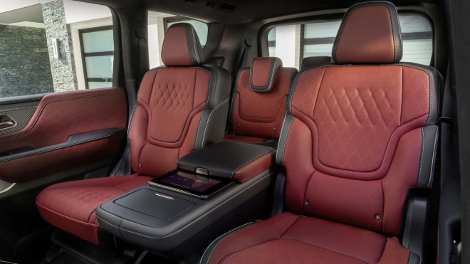 У більш розкішних комплектаціях в підлокотник вмонтовано холодильник У більш розкішних комплектаціях в підлокотник вмонтовано холодильник