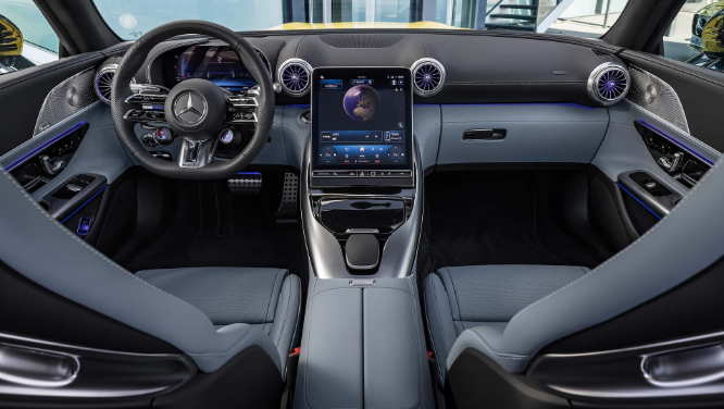 Произошли изменения и в интерьере: новое купе стало более технологичным Произошли изменения и в интерьере: новое купе стало более технологичным