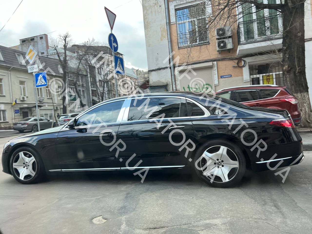 У номері автівки є три однакові цифри, за які власник додатково виклав ще 5760 грн У номері автівки є три однакові цифри, за які власник додатково виклав ще 5760 грн