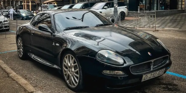 "Київський" спорткар має дипломатичні номери з індексом 212, який зарезервовано за Місією Міжнародного Комітету Червоного Хреста в Україні