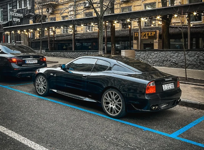 У зарядженій версії його потужність збільшена до 400 к. с. та встановлений спортивний вихлоп