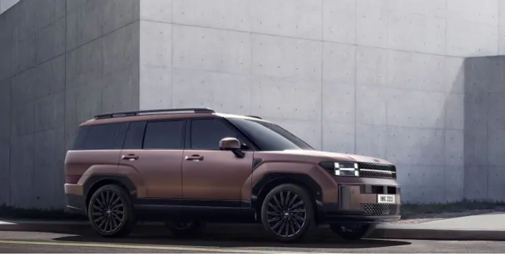 Авто має високий капот, чіткі геометричні форми, вертикальні задні стійки даху Авто має високий капот, чіткі геометричні форми, вертикальні задні стійки даху