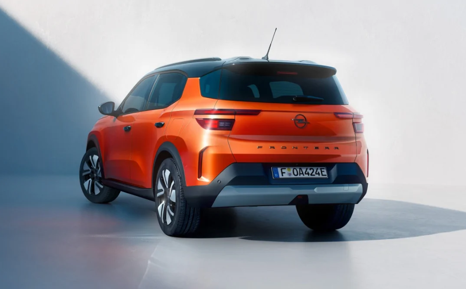 Авто имеет толстые задние стойки крыши, оптика – горизонтальная и довольно стильная Авто имеет толстые задние стойки крыши, оптика – горизонтальная и довольно стильная