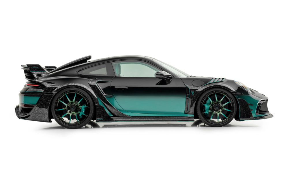 Из голого карбона изготовлен капот, расширители колесных арок и вентиляционные отверстия в крыльях Из голого карбона изготовлен капот, расширители колесных арок и вентиляционные отверстия в крыльях