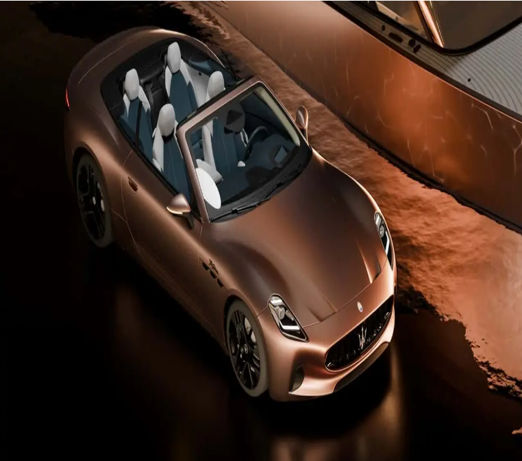 Від бензинової версії нова автівка має відмінності у решітці радіатора, передньому фасаді та колесах Від бензинової версії нова автівка має відмінності у решітці радіатора, передньому фасаді та колесах