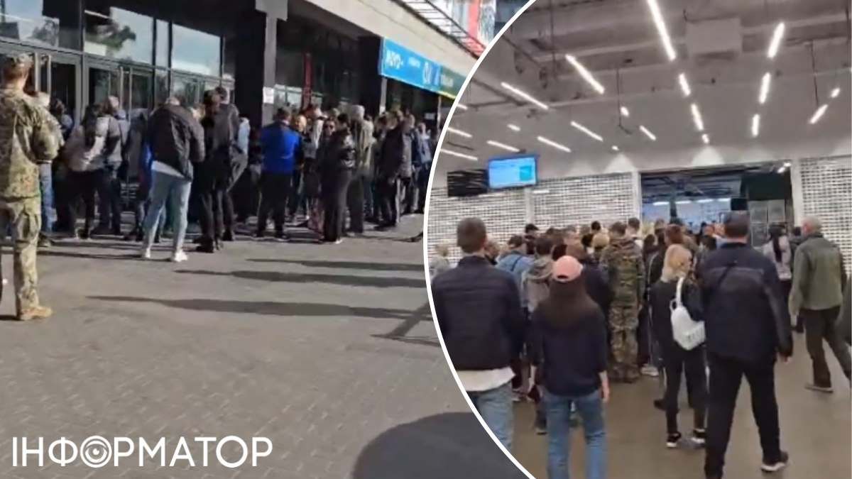 Вже о половині на восьму під входом вишикувалася чимала черга - і, щойно люди потрапили всередину, попередні записи і домовленості були забуті Вже о половині на восьму під входом вишикувалася чимала черга - і, щойно люди потрапили всередину, попередні записи і домовленості були забуті