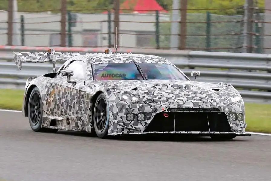 Купе має довгий капот і агресивний обвіс, а гоночна версія моделі отримає величезне антикрило