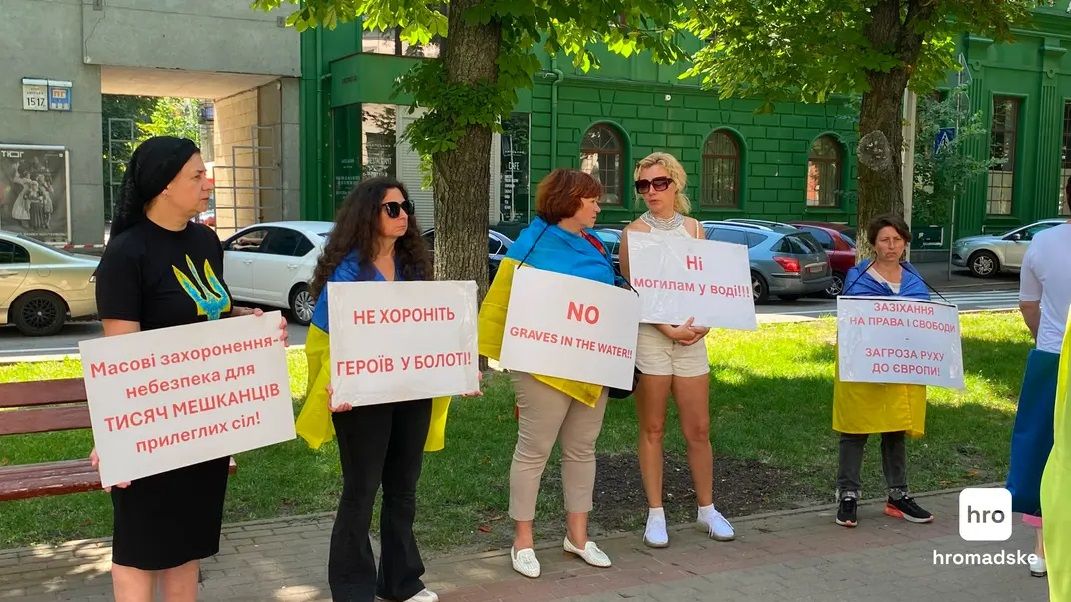 близько десятка людей вийшли на протест проти будівництва Національного військового меморіального кладовища. Фото - сайт "Громадське" близько десятка людей вийшли на протест проти будівництва Національного військового меморіального кладовища. Фото - сайт "Громадське"