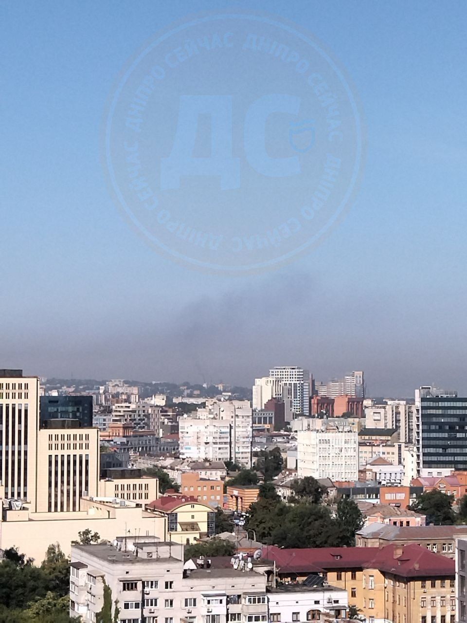 Типовий літній ранок у Дніпрі. Дим з заводів Типовий літній ранок у Дніпрі. Дим з заводів