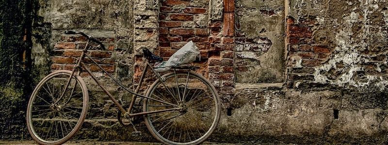 В Киеве подпорная стена обрушилась на жилой дом