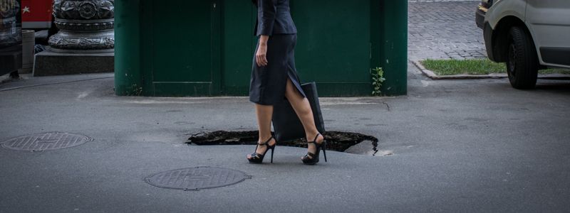 В центре Киева провалился асфальт: узнай подробности