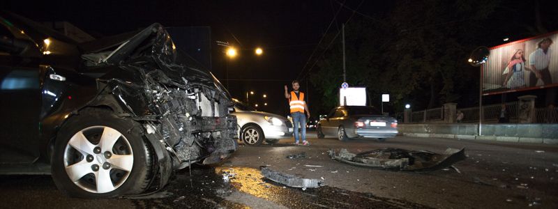 На Петлюры столкнулись Kia и Chevrolet: есть пострадавшие