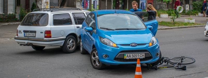 В центре Киева Ford сбил велосипедиста и получил в «зад» от другого Ford