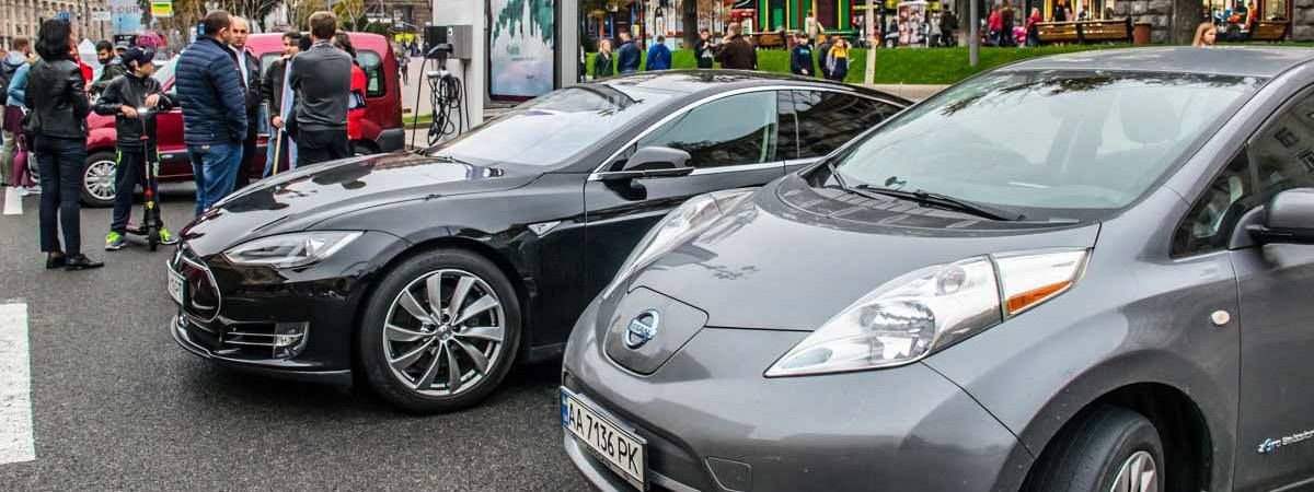 На Крещатике киевляне катались на электрических скутерах и байках