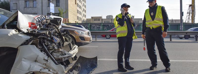 ДТП в Киеве: таксист врезался в маршрутку