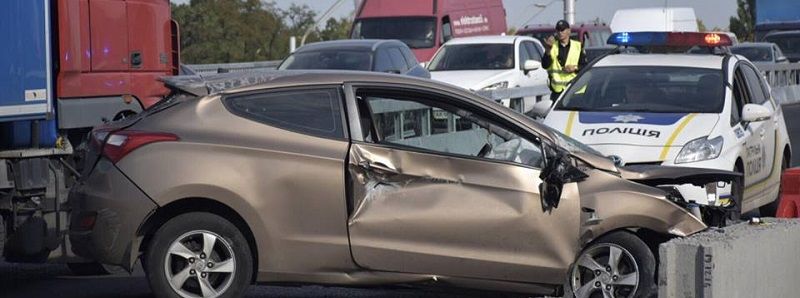 В Киеве на мосту возле Нивок Hyundai влетел в отбойник