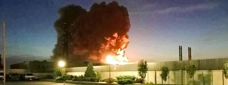 Под Киевом горит завод: объявлено чрезвычайное положение