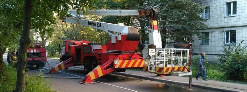 Пожарные спасли из пылающей квартиры пожилого мужчину