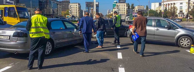 ДТП в Киеве привело к огромной пробке на Крещатике и бульваре Шевченко