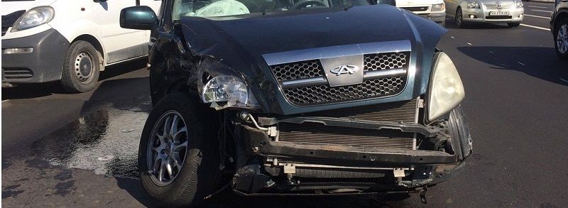 В Киеве на бульваре Дружбы Народов девушка на Chery «впечатала» Volkswagen в забор