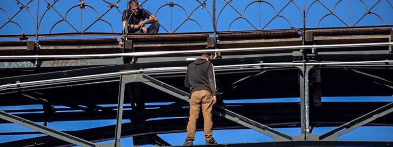 К парню, угрожающему покончить с собой на Мосту влюбленных, приехал катафалк