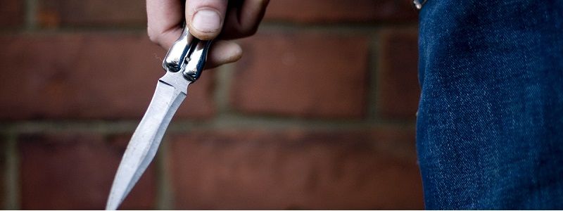 В Киеве задержали ночного дебошира, который приставал к людям с ножом