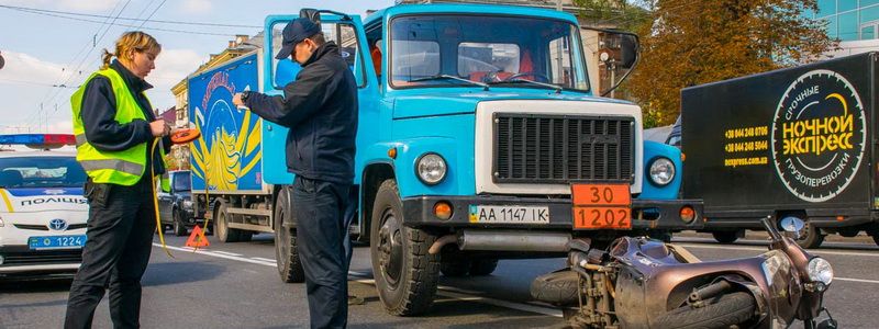 В Киеве грузовик сбил мотоциклиста: подробности аварии