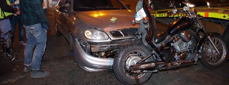 ДТП в Киеве: байкера толкнули в эвакуатор