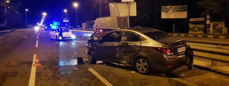 Под Киевом Hyundai влетел в отбойник: есть пострадавшие