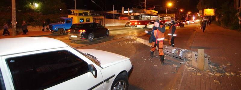 В центре Киева внезапно упал столб и остановил движение трамваев