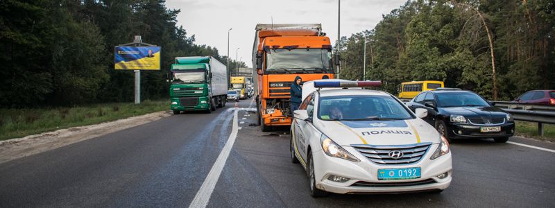 В Киеве столкнулись три фуры: подробности масштабного ДТП