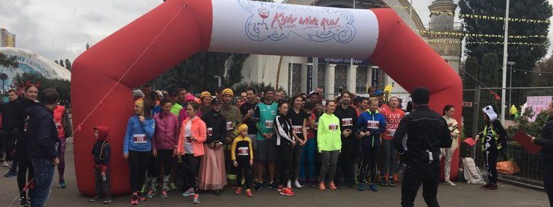 С вином в руках: в Киеве морковка, фея и священник сразились в забеге