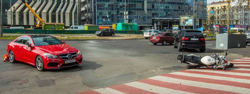 Авария в центре Киева: Mercedes сбил мотоциклиста