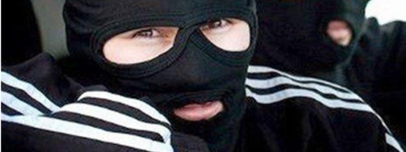 В Киеве двое в балаклавах разбили стекло автомобиля и забрали у водителя миллион гривен