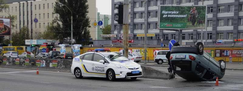 Авария на Оболони: Daewoo Matiz перевернуло в результате столкновения