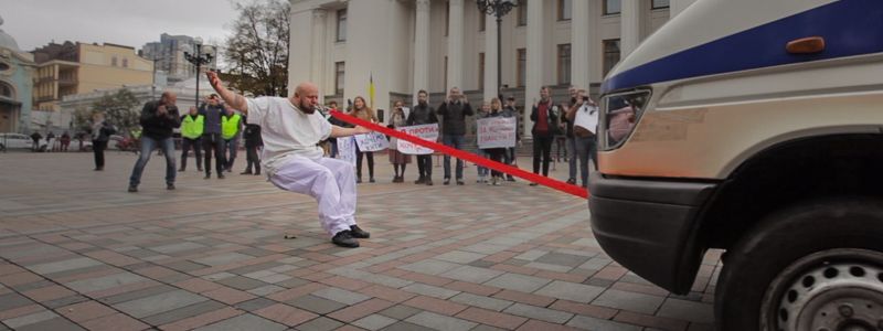 В Киеве педиатр протянул зубами машину «скорой»