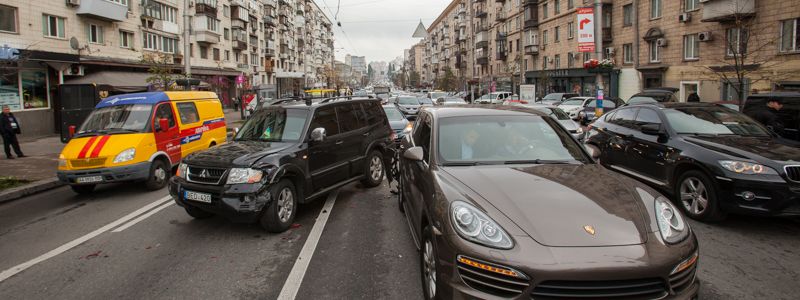 В центре Киева на одном месте произошли сразу две аварии: образовалась пробка