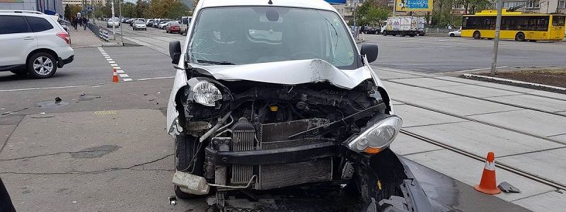 В Киеве на Оболони Renault сбил пожилого мужчину