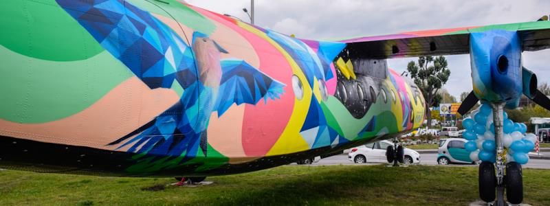 Пассажиров "Жулян" встретят блондинки на кислотном самолете