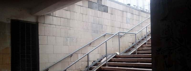 На Европейской площади в подземном переходе обрушилась плитка