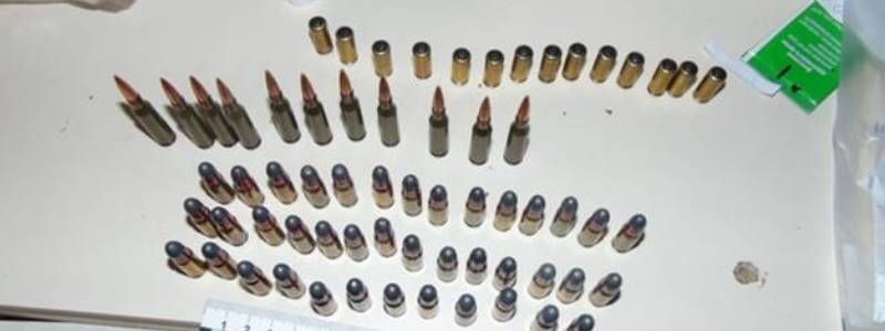 В Киеве задержали мужчину, хранившего дома пистолет и десятки патронов