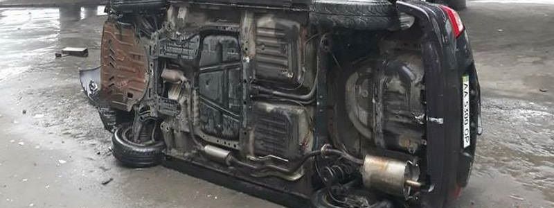 В Киеве Honda с ребенком в салоне слетела с моста