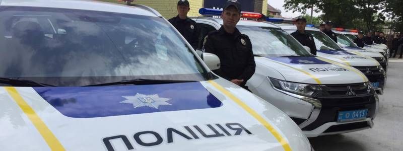 В Киеве женщина из-за холода выбила двери в банк