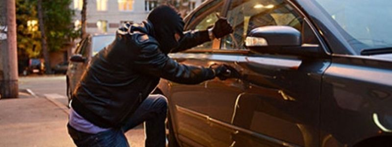 В Киеве мужчина пытался украсть дверцы Daewoo Lanos