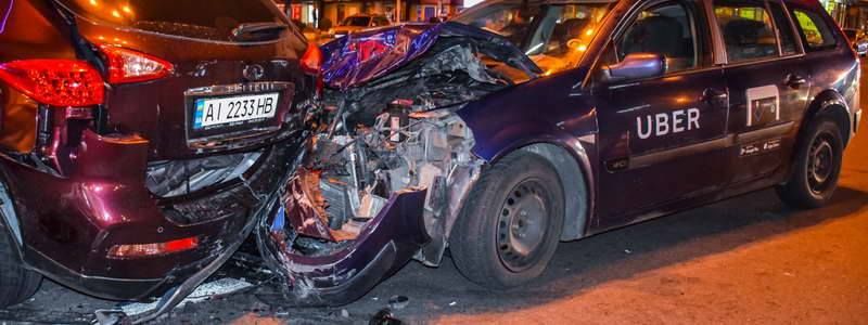 В Киеве таксист врезался в неправильно припаркованную Infiniti