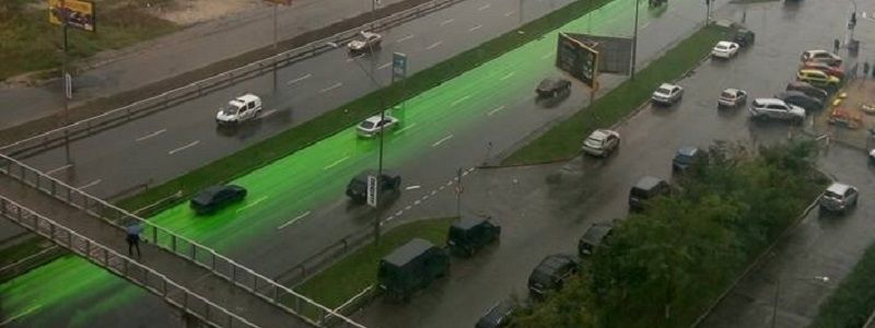 Капли абсента или день Святого Патрика: в Киеве позеленела трасса на Саперно-Слободской