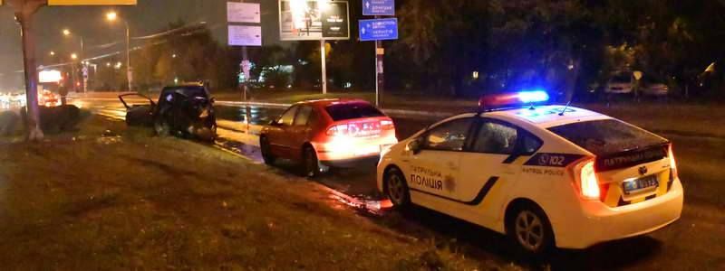 На Оболони Toyota врезалась в столб: есть пострадавшие